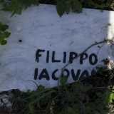 Un'altra lapide circondata dalla vegetazione